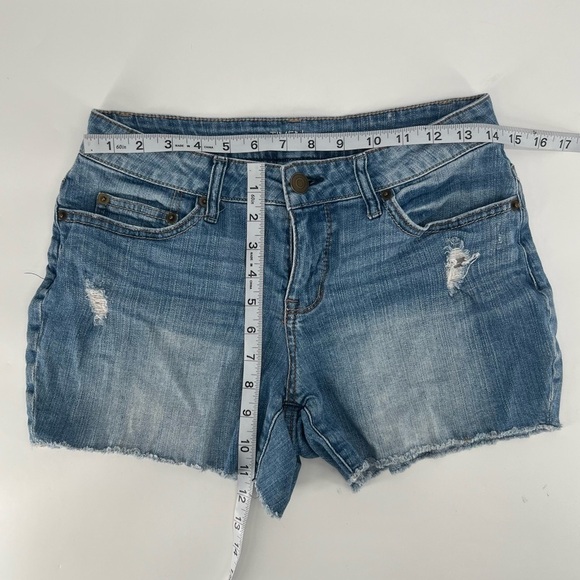 Time & Tru Cut Off Distressed Jean Shorts Size 6 Women’s - Picture 4 of 4